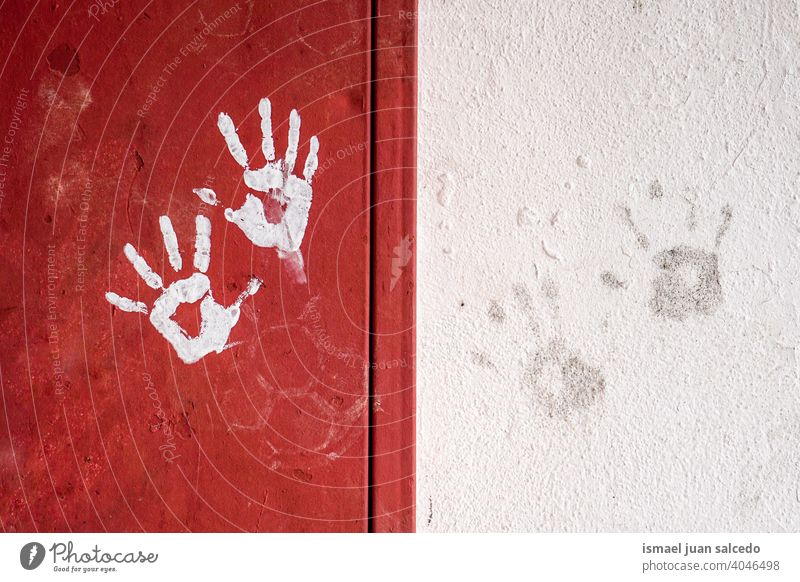 Handabdrücke auf der rot-weißen Wand Hände drucken druckt Handabdruck Stein alt Schmutz dreckig Straße Hintergrund texturiert Farbfoto Mauer Architektur
