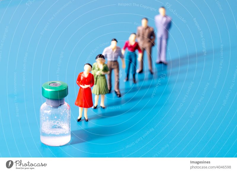 Massenimpfungen. Flasche mit Covid 19 Impfstoff Distanz abstrakt Erwachsene Hintergrund Geschäft Pflege Konzepte Ausschnitt Epidemie Ausrüstung Figur Krankheit