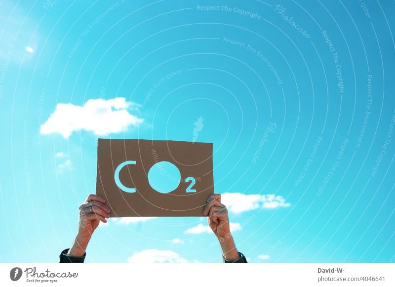 CO2 - wir sind die Zukunft Schönes Wetter CO2-Ausstoß Klimawandel Schild Umweltverschmutzung Kohlendioxid Himmel Zukunftsangst Umweltschutz Luft Sauerstoff