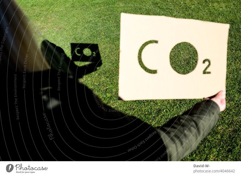 CO2 - Umwelt - Schatten und Wort auf einem Schild co2 CO2-Ausstoß Umweltverschmutzung Nachhaltigkeit Konzept Luftverschmutzung Klimawandel Kohlendioxid