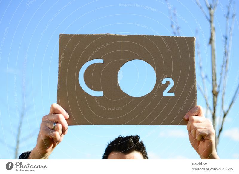 CO2 - Schild - Umweltaktivist co2 Demo streiken Klimawandel Umweltschutz Nachhaltigkeit Gewissen Gedanken Energiewende Klimaschutz Zukunftsangst