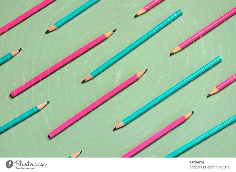 Geometrisches Muster mit Buntstiften gemacht Farbstifte grün Hochschule Palette Stifte Bleistift Regenbogen Nahaufnahme farbenfroh Objekt Konzept zeichnen Zaun