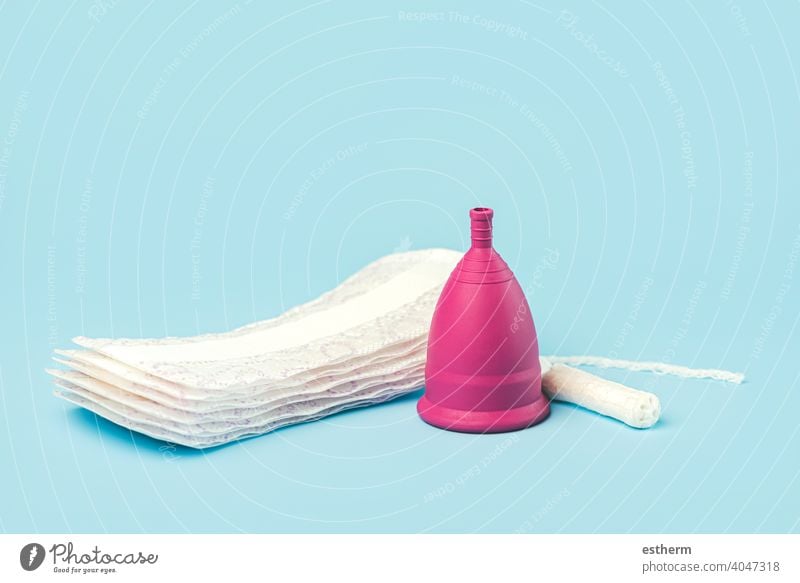 Silikon-Menstruationstasse mit Tampon und Menstruationsbinden oder -servietten.weibliches intimes alternatives gynäkologisches Hygienekonzept Servietten Frauen