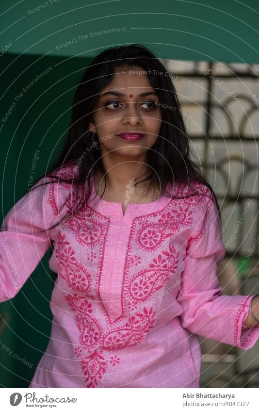 Indische Teenager-Mädchen in rosa Kleid stehen auf dem Dach Treppe Inder asiatisch konservativ brünett Behaarung Schwarzes Haar attraktiv jung Lächeln Haushalt