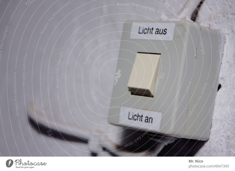 Warten auf den Einsatz - Licht an Schalter Lichtschalter Elektrizität ausschalten aktivieren off on push press elektrisch Häusliches Leben retro