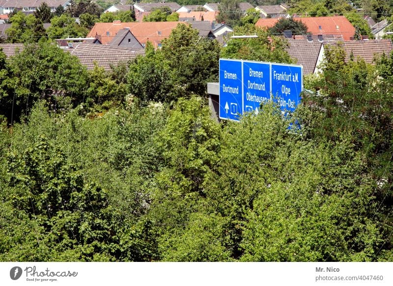 A 1 Autobahn richtungsweisend Richtung Autobahnschild Pfeil Schilder & Markierungen Hinweisschild Navigation Wege & Pfade Orientierung Empfehlung Stadt blau