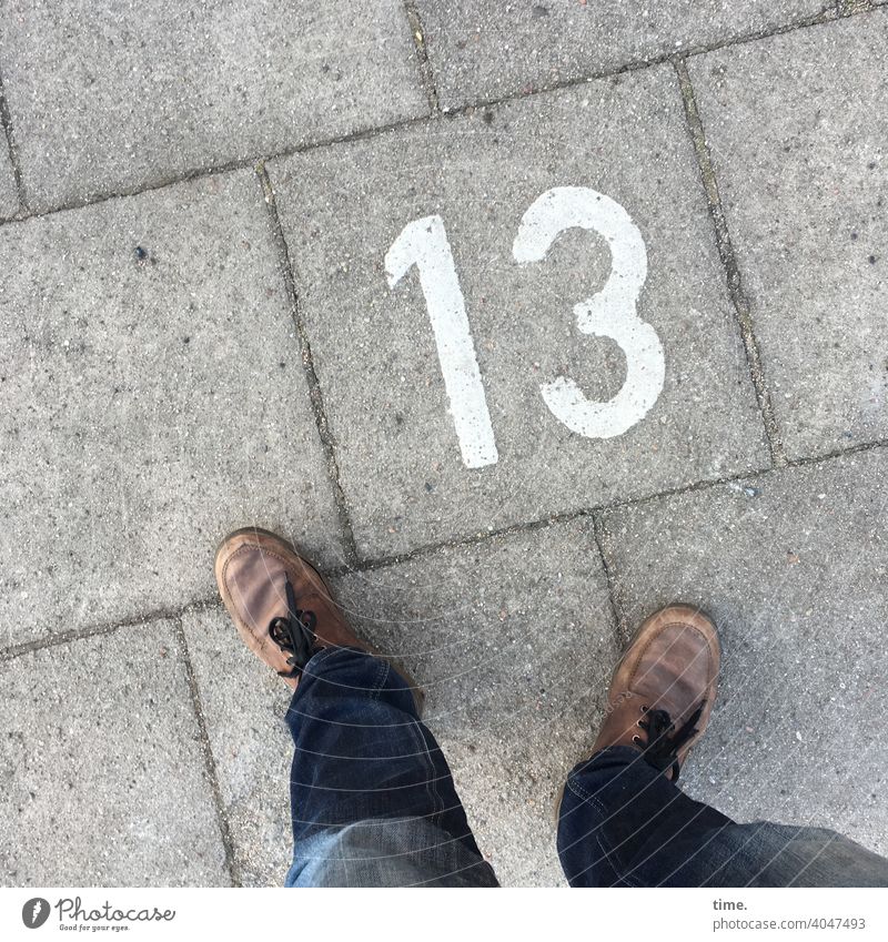 city by numbers zahl 13 gehweg stadt beine füße stehen kontrast beton betonplatte schuhe jeans linie diagonal grau Vogelperspektive