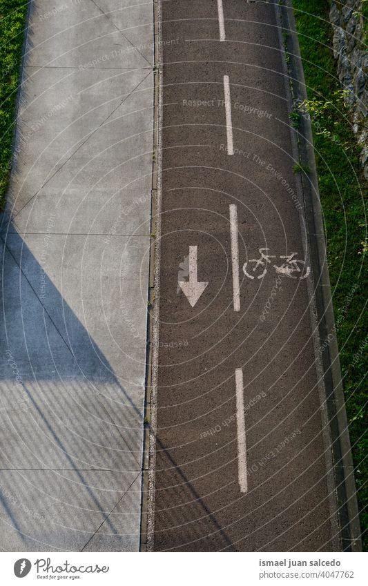 leere Radstrecke auf der Straße Zyklus Bahn Fahrradweg Radweg Verkehrsschild Ampel Verkehrsgebot signalisieren Zeichen Symbol Pfeil Weg Sport Asphalt im Freien