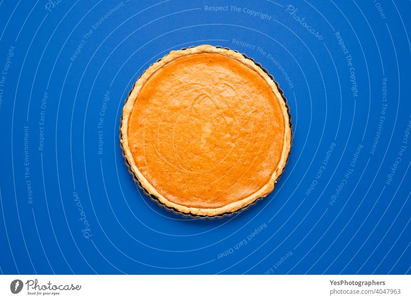 Kürbiskuchen Draufsicht minimalistisch auf einem blauen Hintergrund. 4. Juli obere Ansicht amerikanisches Essen Herbst gebacken Bäckerei Kuchen Weihnachten