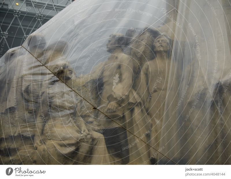 eingehüllte Figuren eines Denkmals Kunstwerk Skulptur Sehenswürdigkeit Budapest historisch durchsichtig Gedeckte Farben Plastikplane Seil Kultur Schutz