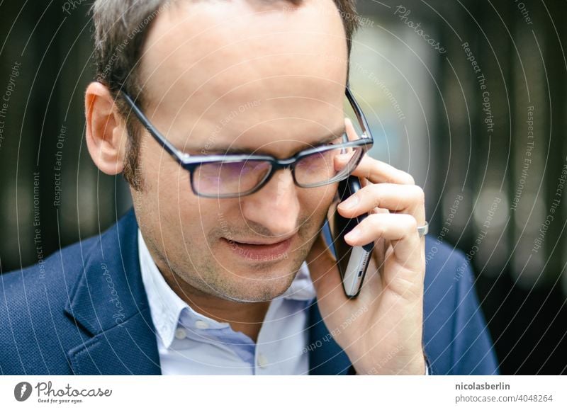 Businessman mit Brille telefoniert mit smartphone Manager Gerät Exekutive Arbeit Anschluss Funktelefon männlich benutzend Unternehmer urban Anruf Job im Freien