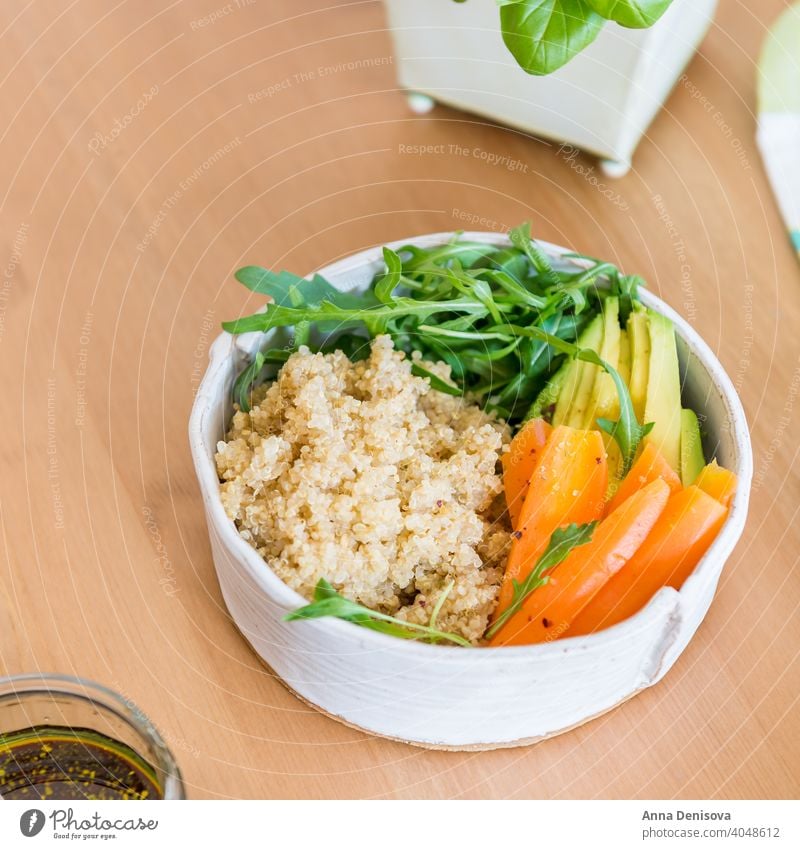 Gesundes Detox-Dinner mit Quinoa, Karotten, Avocado und Rucola sa Abendessen Gesundheit Entzug Möhre Rucolasalat Olivenöl balsamisch Dressing Lebensmittel