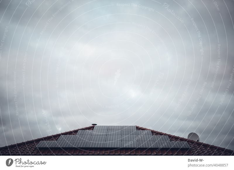 Photovoltaik bei schlechtem Wetter schlechtes Wetter düster pech Energiekrise Energiegewinnung Dach Haus Solarenergie Solarzellen Unwetter