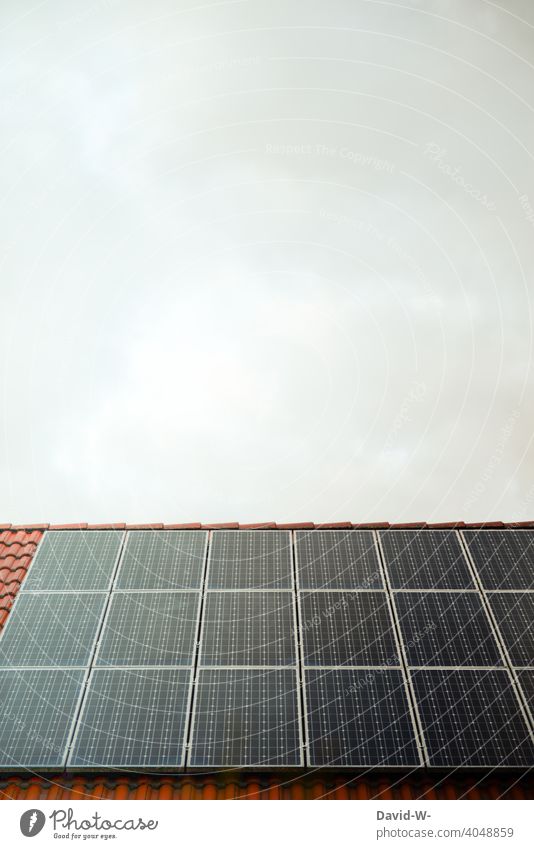 Solarzellen - Photovoltaik auf dem Dach Photovoltaikanlage Strom Energie innovativ stromquelle lichtenergie Förderung Erneuerbare Energie Haus