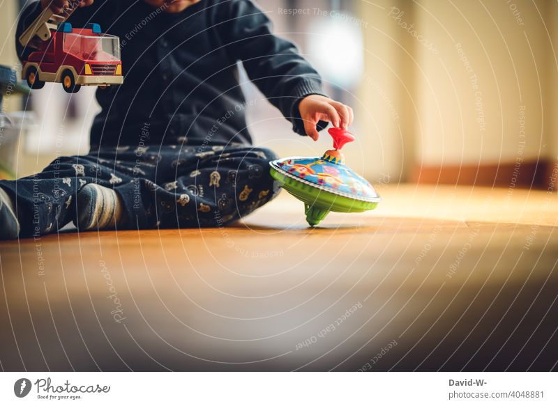 spielendes Kind zu Hause auf dem Fußboden Spaß Spielzeug erkunden Freude Kinderbetreuung Kindheit niedlich Glück Kinderzimmer Zufriedenheit beschäftigung