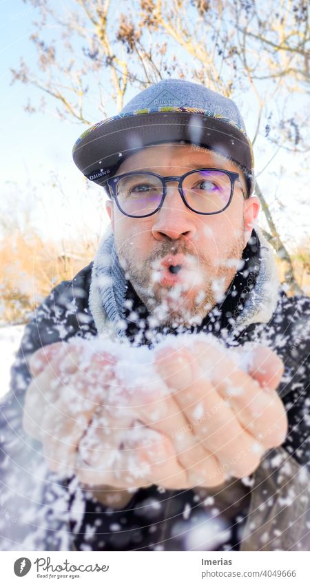 den Schnee wegblasen blasend Winter Winterstimmung kalt Wetter frieren Porträt Situation Unschärfe im Vordergrund Verschlussdeckel