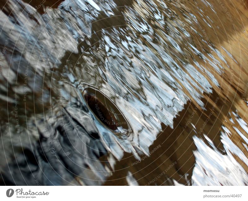 abfluss Abfluss Brunnen Reflexion & Spiegelung Licht nass Wasser