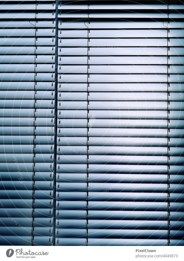 Rollo für das Fenstet Fenster Jalousie geschlossen Schatten Rollladen Strukturen & Formen Menschenleer Linie Haus trist blau