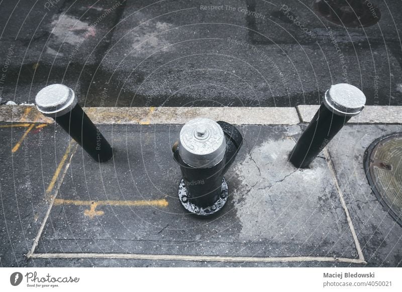 Nasser Feuerhydrant in der Straße von New York City, selektiver Fokus, USA. Hydrant New York State Großstadt Sicherheit Schutz retro Wasser Notfall Bürgersteig