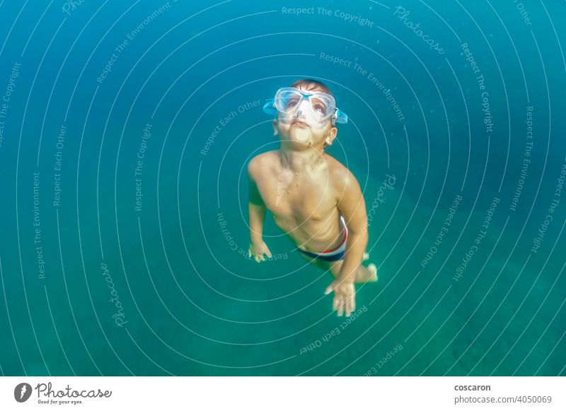 Kleines Kind beim Schnorcheln im Meer aktiv aktiver Junge aqua Strand Badeurlaub Kindheit übersichtlich klares Meer Korallenriff tief im Inneren Sinkflug