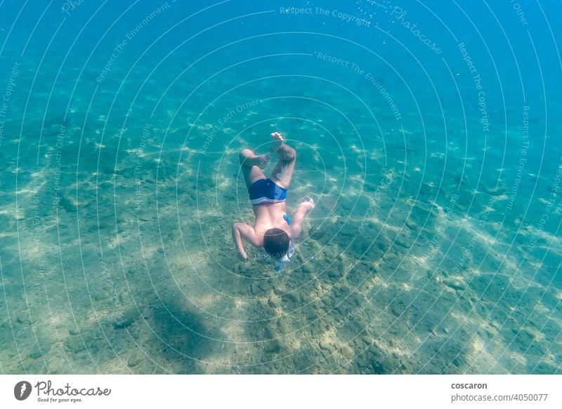 Kleines Kind schnorchelnd auf einem klaren Wasser aktiv aktiver Junge aqua Strand Badeurlaub Kindheit übersichtlich klares Meer Korallenriff tief im Inneren