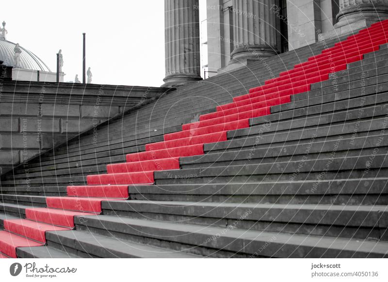 roter Teppich für die Freitreppe Kultur Roter Teppich Treppe seriös Ehre Erfolg Wege & Pfade Stufenordnung Strukturen & Formen Hintergrund neutral