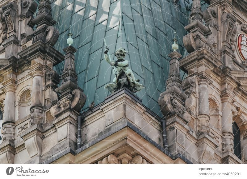 Figur aus Kupfer am Turm des Hamburger Rathauses mit Jungvogel im Bild deutschland wildtiere falke urban urbane wildtiere grün dach turm figur kind unheimlich