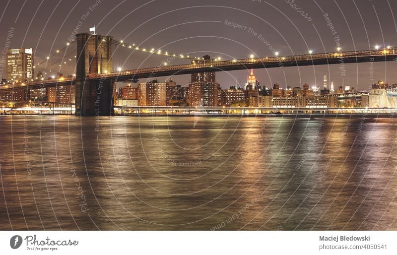 Brooklyn Bridge bei Nacht, USA. Brücke New York State nyc Manhattan Skyline Großstadt reisen beleuchtet Fluss Wasser urban neu Architektur im Freien Big Apple