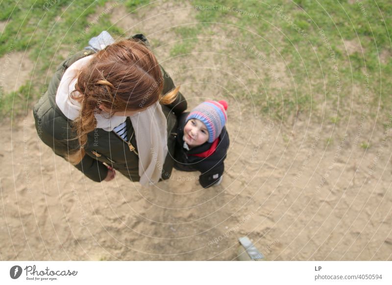 kleines Kind schaut zu seiner Mutter auf Oberkörper Verlässlichkeit Außenaufnahme Hilfsbereitschaft Liebe Zusammensein Geborgenheit Schutz Sicherheit Vertrauen