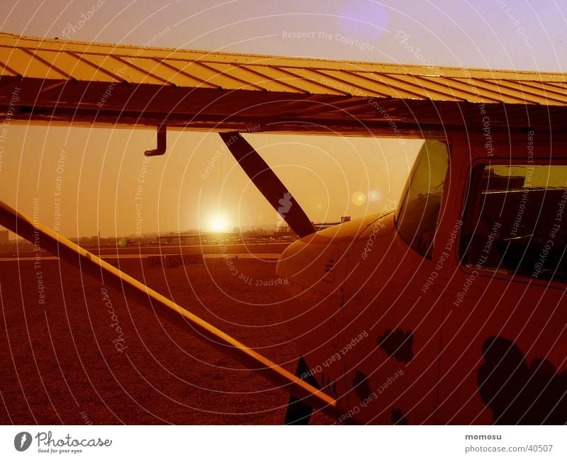 fliegerromantik Sportflugzeug Flugplatz Sonnenuntergang Luftverkehr Detailaufnahme Abend