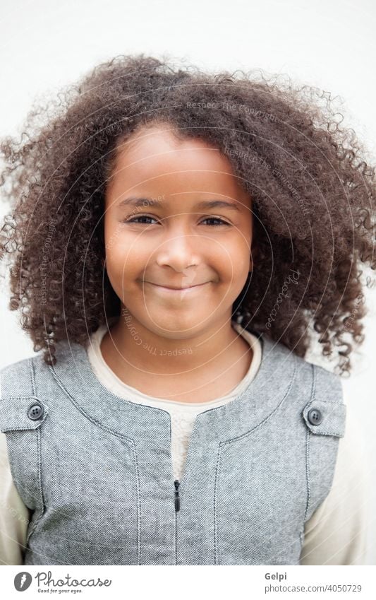 Hübsches Mädchen acht Jahre alt mit schönen Haaren jung außerhalb Kind niedlich Afrikanisch wenig bezaubernd hübsch schwarz Frau Porträt Kindheit Person