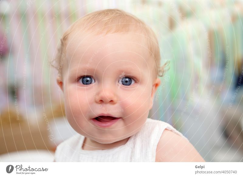 Schönes blondes Baby lächelnd Kind jung wenig bezaubernd Gesundheit Glück Säugling lustig weiß Kleinkind Junge Kaukasier niedlich schön Kindheit neugeboren