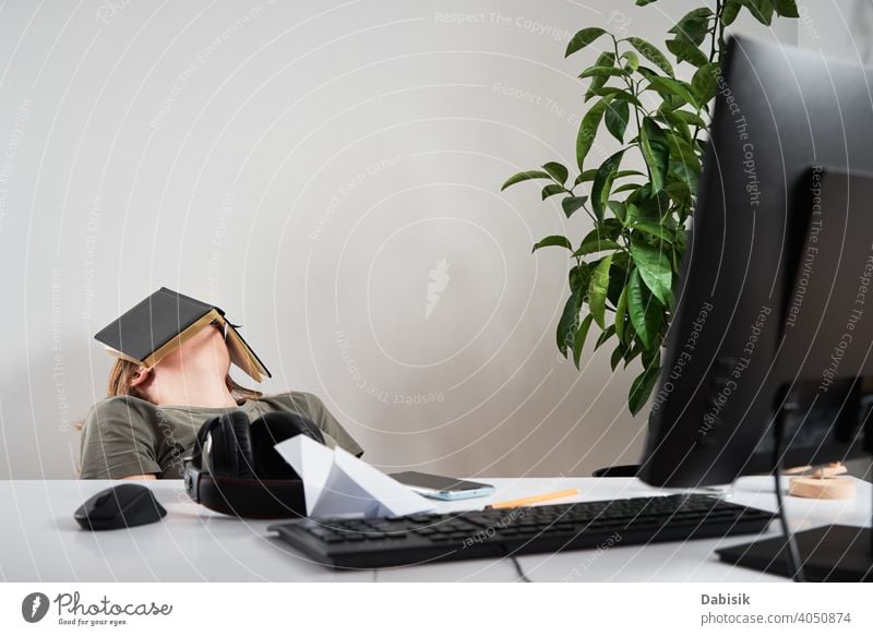 Gelangweilte Frau schläft am Arbeitsplatz. Fernarbeit zu Hause ruhen müde gelangweilt prokrastinieren abgelegen Büro Business online pc Computer Buch schlafen