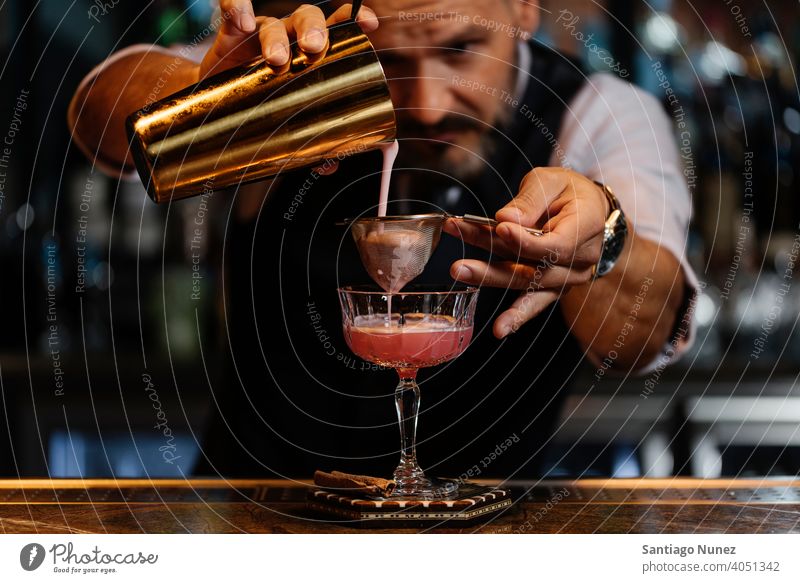 Porträt eines erfahrenen Barkeepers. Nachtclub Pub Getränk Schnaps Barmann Alkohol trinken Party Restaurant Cocktail professionell Nachtleben Club Vorbereitung