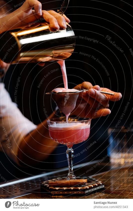 Der Barmann macht einen Cocktail im Nachtclub. Barkeeper Pub Getränk Schnaps Alkohol trinken Party Restaurant professionell Nachtleben Club Vorbereitung