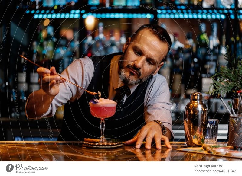 Der Barmann macht einen Cocktail im Nachtclub. Barkeeper Pub Getränk Schnaps Alkohol trinken Party Restaurant professionell Nachtleben Club Vorbereitung