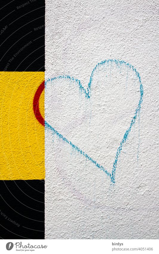 kreatives Herz auf einer mehrfarbigen Hauswand , Überschneidung Graffiti Kreativität grafisch Kunst Jugendkultur Idee Straßenkunst Wandmalereien Liebe