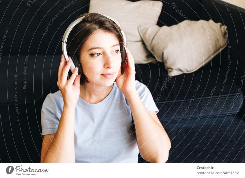Mädchen mit Kopfhörer zu Hause Person Frau heimwärts Musik Glück hören im Innenbereich Drahtlos Computer Laptop jung entspannend Schüler genießend Erholung