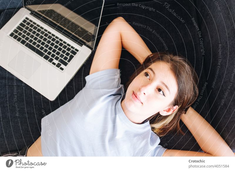 jugendliche Frau liegend mit ihrem geflügelten Laptop Bücher E-Mail Lernen lebend Schule studierend www Jugend Bildung Schüler Lächeln sozial Netzwerk Auge Raum