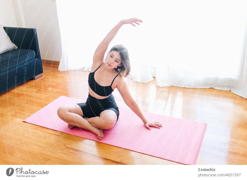 Mädchen übt Yoga in ihrem Wohnzimmer 20s bei Geburt Klasse Kontemplation Kuscheln umarmend energetisch trainiert. Vater Freunde zierlich Gesundheitswesen