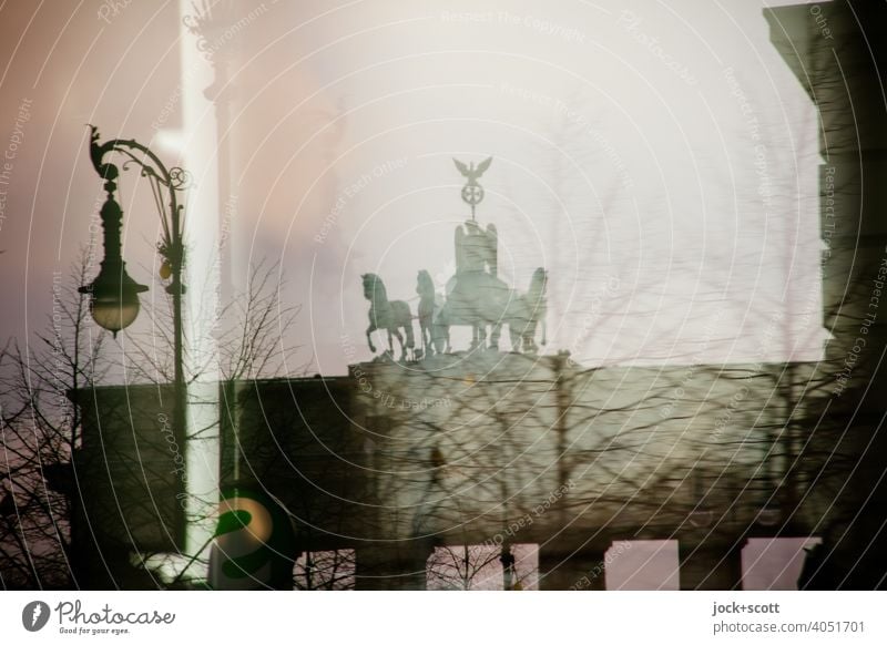 Brandenburger Tor durch Reflexion Sightseeing historisch Sehenswürdigkeit Wahrzeichen Hauptstadt Quadriga Pariser Platz Berlin Himmel Gegenlicht Silhouette