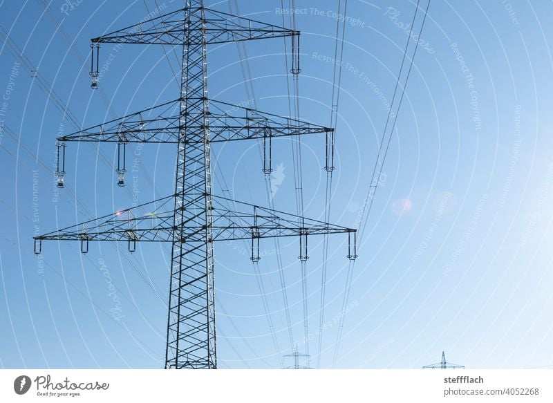 Überlandleitung Hochspannungs Strom Mast Gittermast vor blauem Himmel Strommast Hochspannungsleitung Hochspannungsmast Hochspannungskabel Hochspannungsmasten