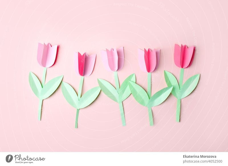Frohe Ostern Frühling concet - papercraft saisonale Blumen auf rosa Hintergrund für Kinder Urlaub Partei Konzept Hintergrund. Basteln, DIY. kreative Idee aus Papier, Kopierraum, Banner, Flugblatt