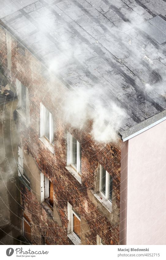 Brand eines alten Stadthauses, Ansicht von oben. Feuer Rauch Haus Gebäude Großstadt Antenne Gefahr Angst Versicherung Unfall giftig wohnbedingt Risiko