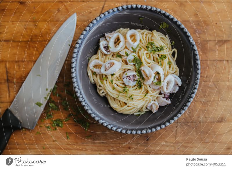Spaghetti mit Tintenfisch Spätzle Nudelgerichte Italienische Küche Tradition Nahaufnahme Lebensmittel Essen zubereiten Zutaten Speise Gesundheit Meeresfrüchte
