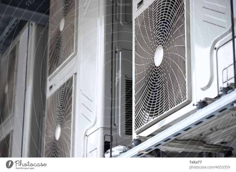 moderne Industrieklimageräte Klimaanlage moderne Klimatisierung Industrie-Klimageräte Ventilator heiß kalt Raumklima Maschinen viele inudstrial
