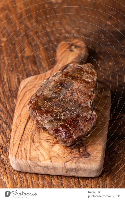 gegrilltes Steak auf Holz Rindersteak Grillsteak Vintage Medium Pfeffer Rindfleisch Schneidebrett Gourmet oben Sirloin Brett Filet Fleisch Hintergrund Rosmarin