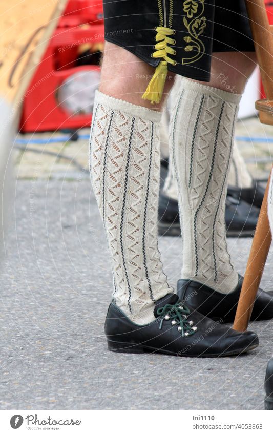 stramme Männerbeine Trachtenfest Mann Beine Kniestrümpfe Gruppe Strümpfe Haferlschuhe Tradition Volksfest Bekleidung behaarte Beine Krachlederne Muster