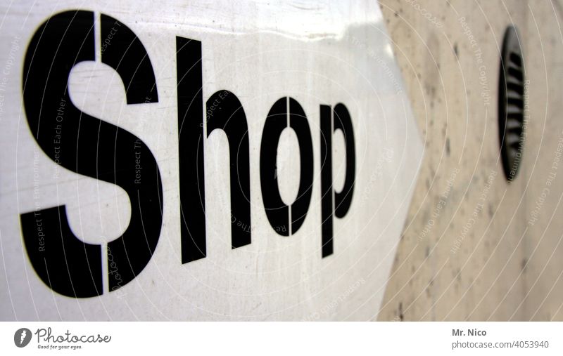 Shop Schilder & Markierungen Arbeit & Erwerbstätigkeit Schriftzeichen kaufen Reklame Typographie Handel Einkaufen Büdchen Hinweisschild Buchstaben Wand grau