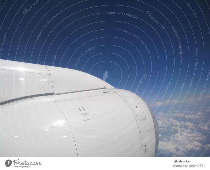 Flight003 Triebwerke über den Wolken Sonne weiß Luftverkehr Blauer Himmel Kontrast